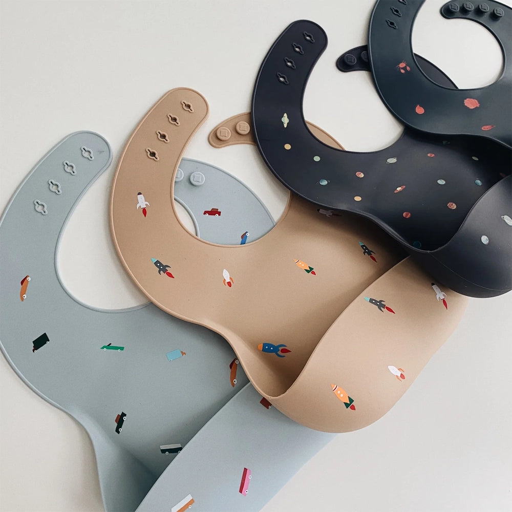 Mushie Bavoir Bébé en Silicone - Voitures Rétro