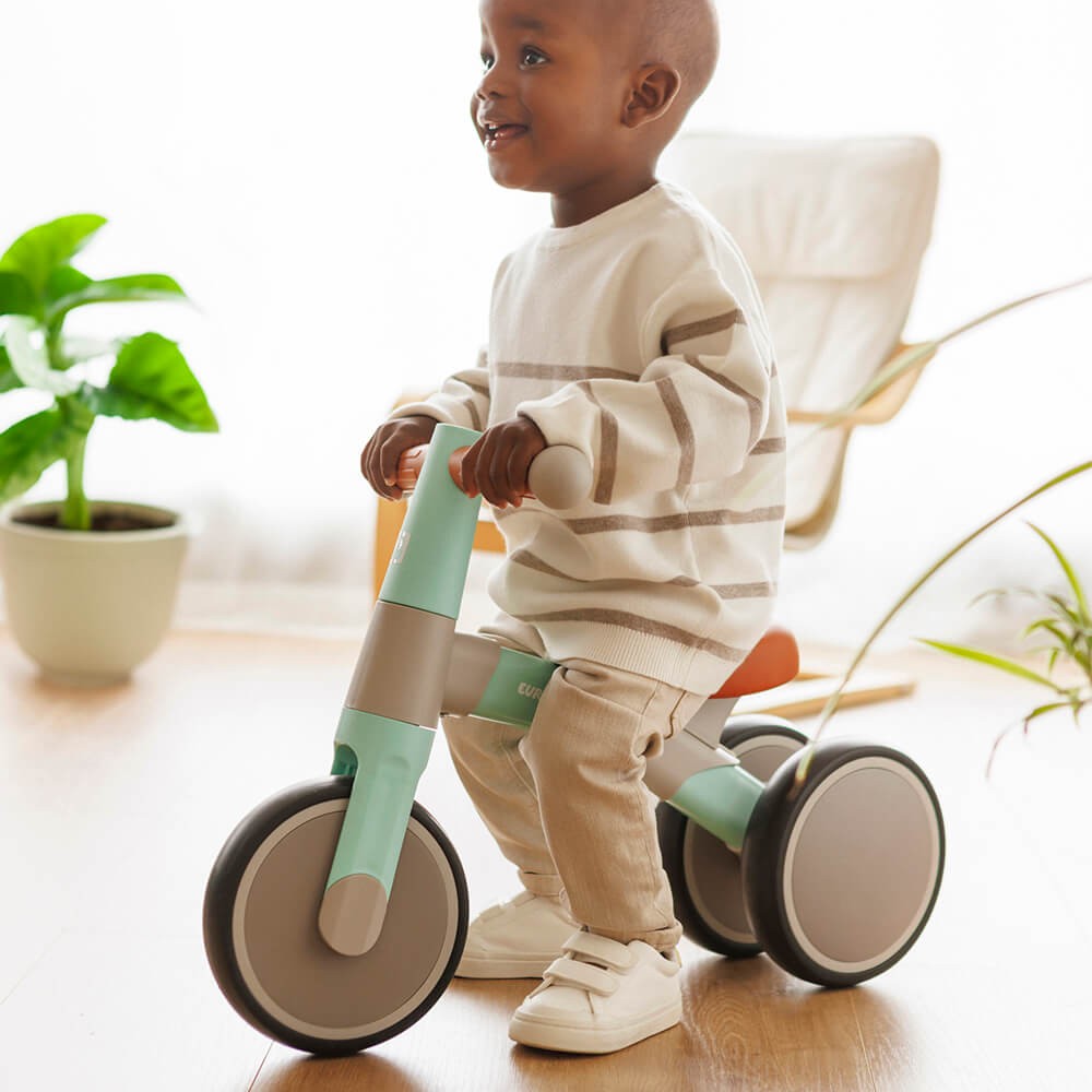 Eurekakids Mon Premier Vélo d'Équilibre VESPA 18M+ Bleu