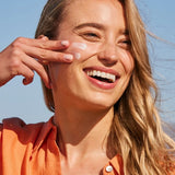 Application de l'écran solaire ISDIN Fusion Fluid sur le visage